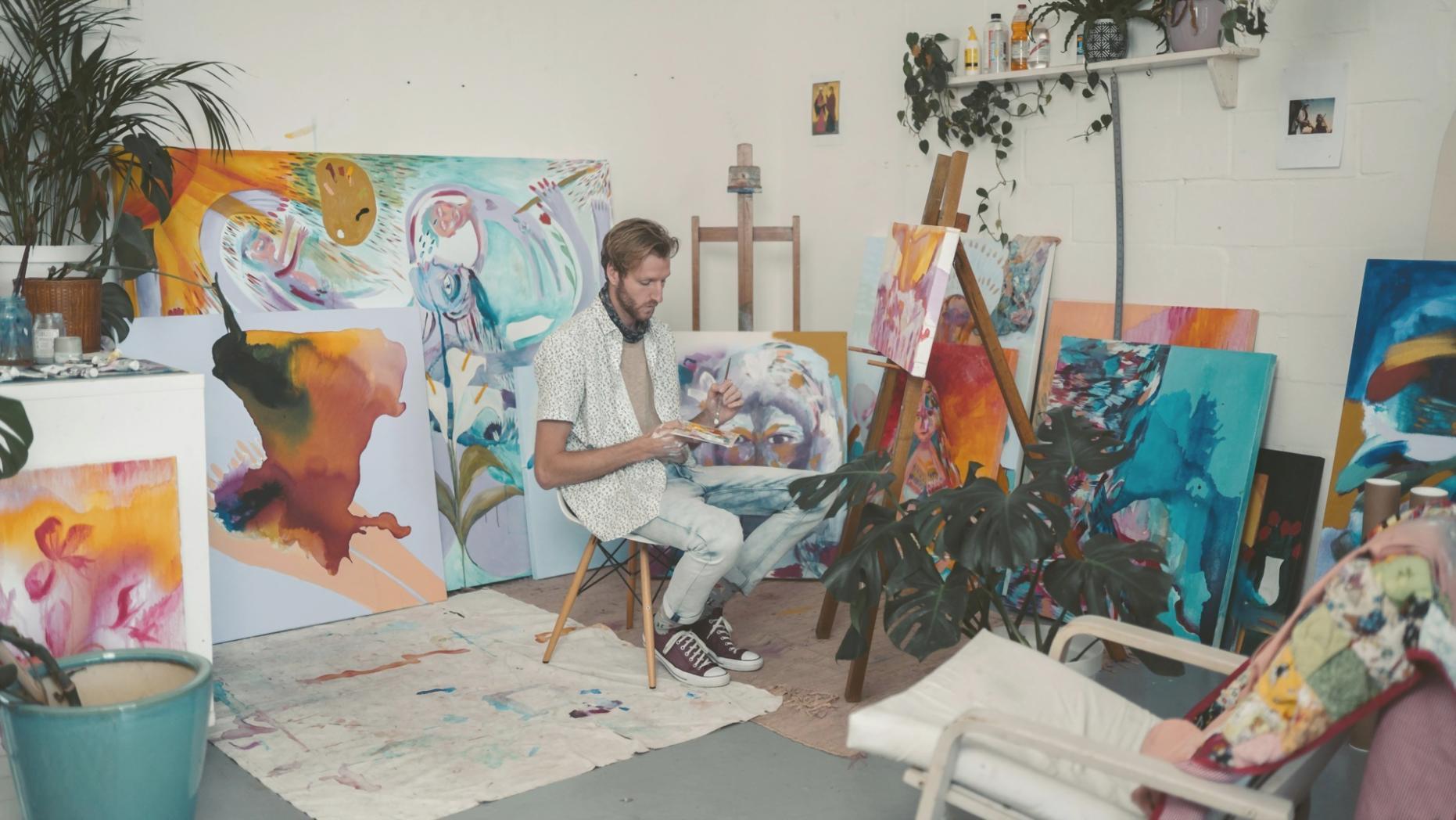 Kreativer Arbeitsplatz mit Zeichentablett und Kunstmaterialien in einem gemütlichen Studio